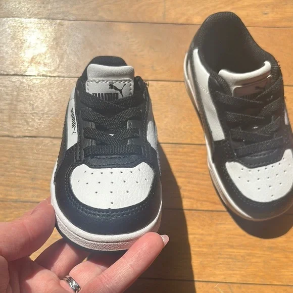 Toddlers Puma Black and White Sneakers with Cushioned Sole and Mesh Design - Picture 10 of 11